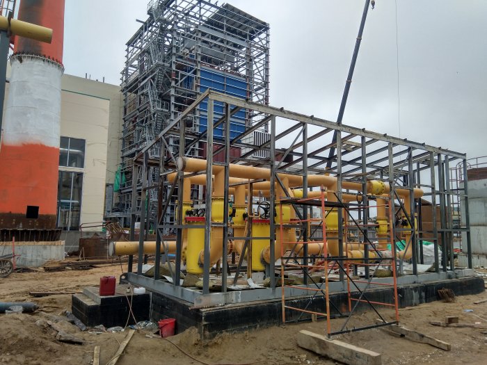 Ход выполнения работ по монтажу ГРП, ГРУ и узла учета газа на стройплощадке агропромышленного комплекса